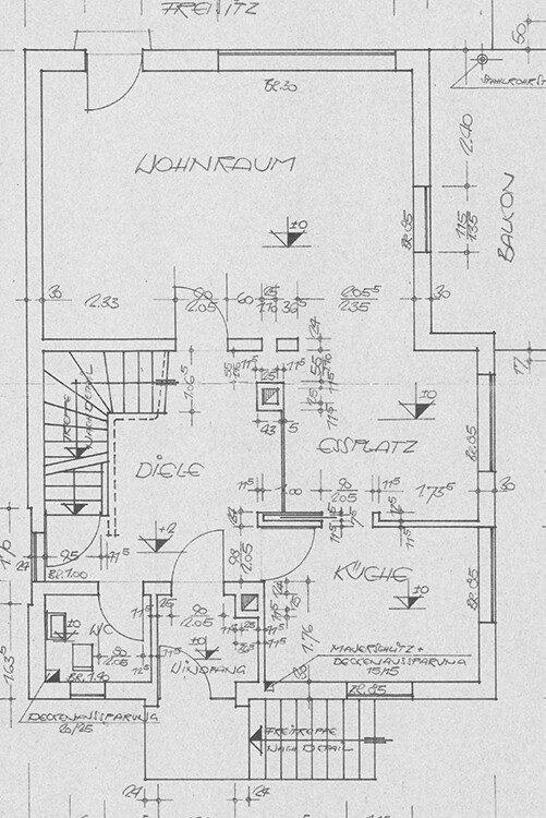 Grundriss eines Wohnbereichs mit Wohnzimmer, Küche, Diele und Balkon.