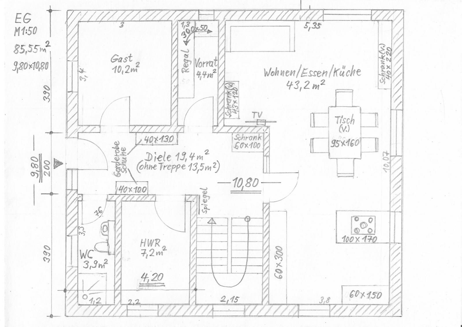 Grundriss eines Hauses mit Gästezimmer, Diele, HWR, WC, Vorrat, Küche und Esstisch.