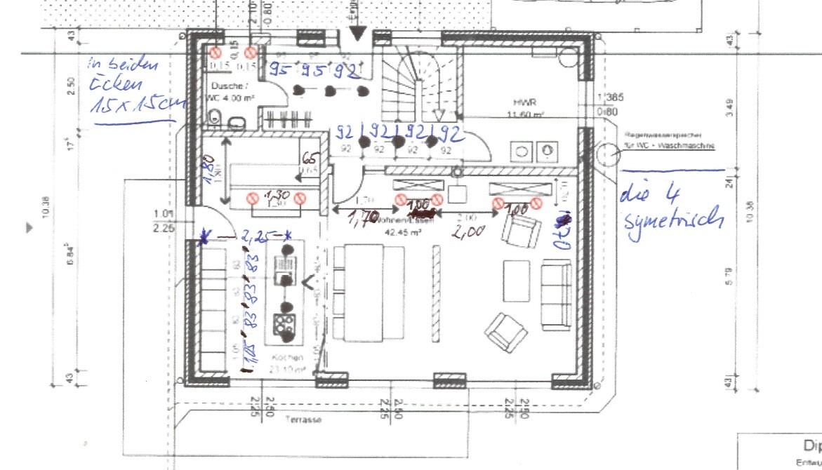 Grundriss eines Wohnhauses: Küche, Esszimmer, Wohnzimmer, Bad, Treppe, Terrasse.