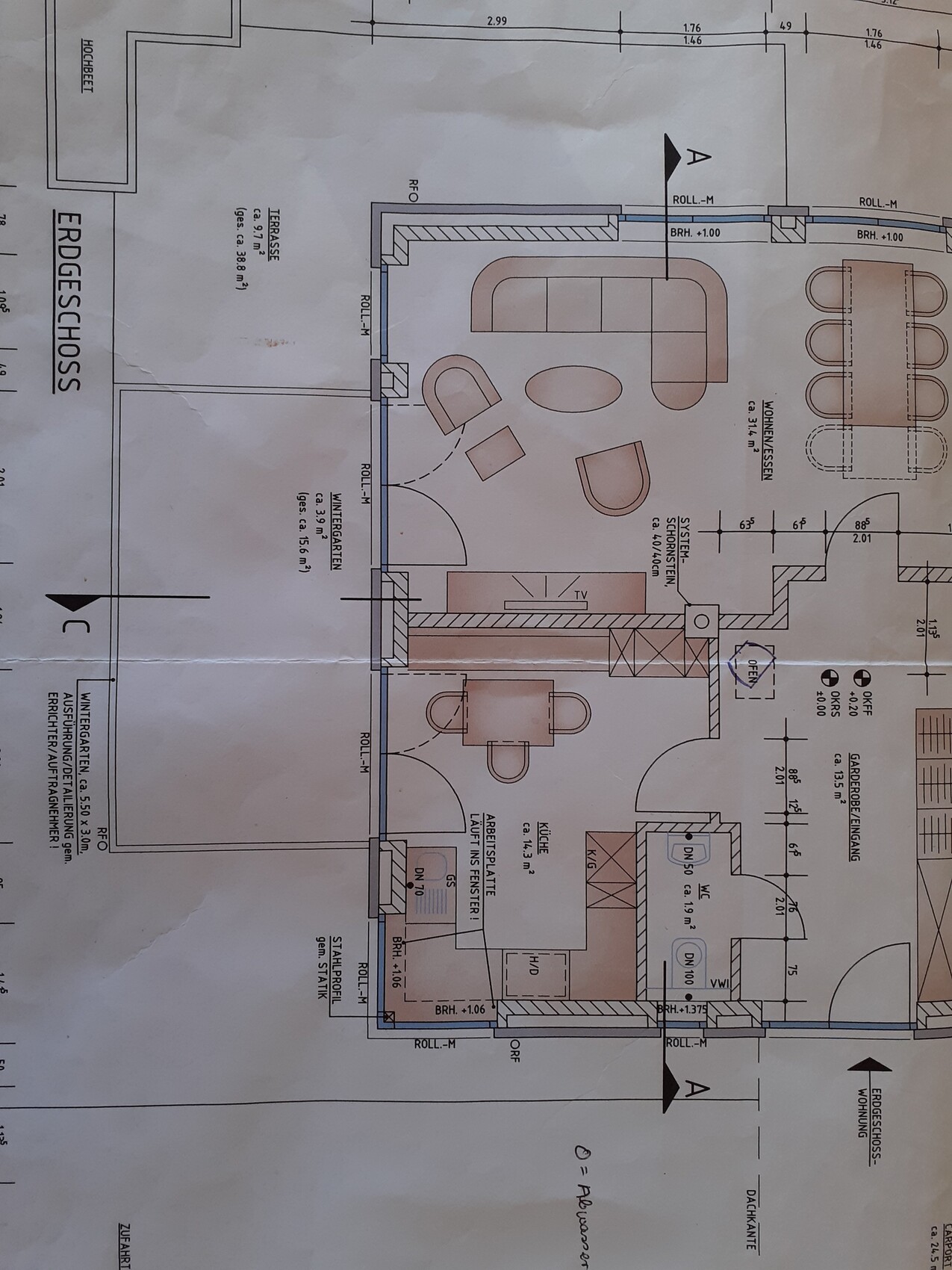 Grundriss eines offenen Wohn- und Essbereichs mit Sofa, Tisch, Stühlen und Küche.