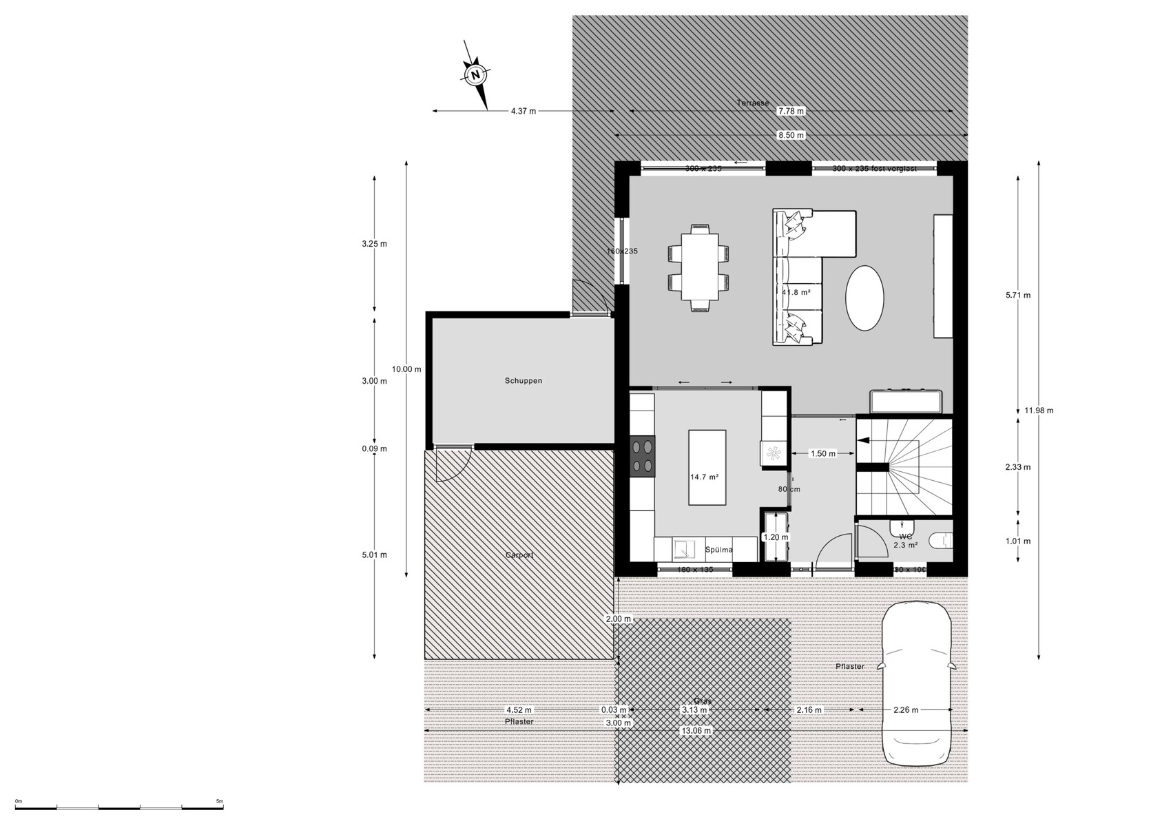 Grundriss eines Hauses: Wohnzimmer mit Esstisch, Sofa; Küche, Flur, Treppenhaus, Carport.