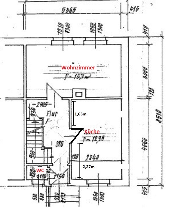 Grundriss eines Wohnbereichs: Wohnzimmer oben, Küche rechts unten, Flur links, WC unten links.