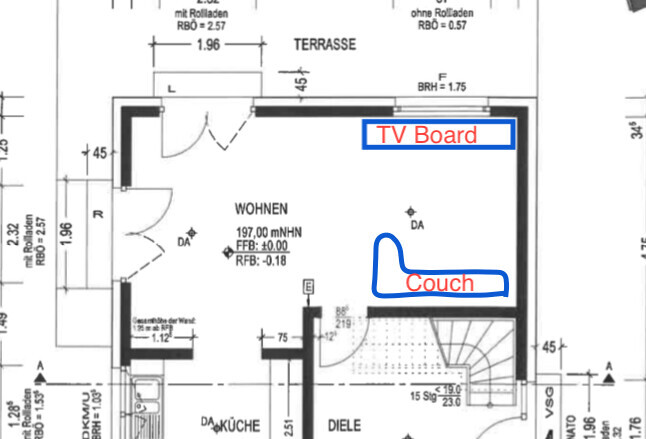 Grundriss eines Wohnzimmers mit Couch und TV-Board; daneben Diele und Küche.