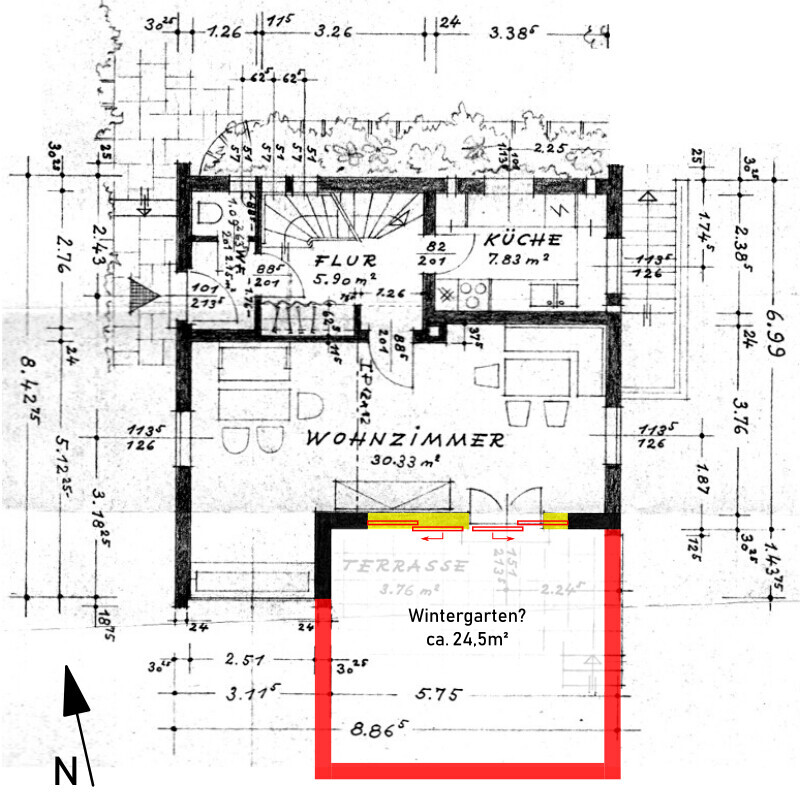Grundriss mit Wohnzimmer, Küche, Flur; roter Wintergarten-Anbau ca. 24,5 m²