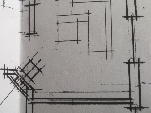 Schwarze Grundriss-Skizze mit Linien und Maßen auf Papier