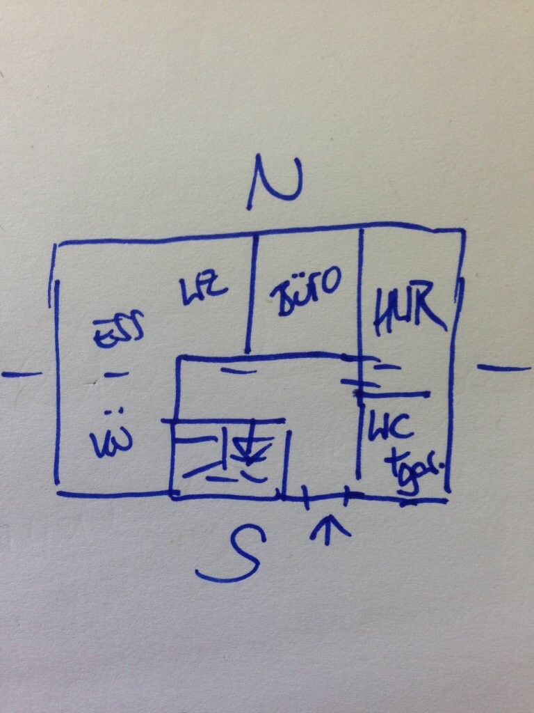 Handgezeichneter Grundriss eines Apartments mit Wohnbereich, Esszimmer, Büro, HWR und WC; Norden oben.