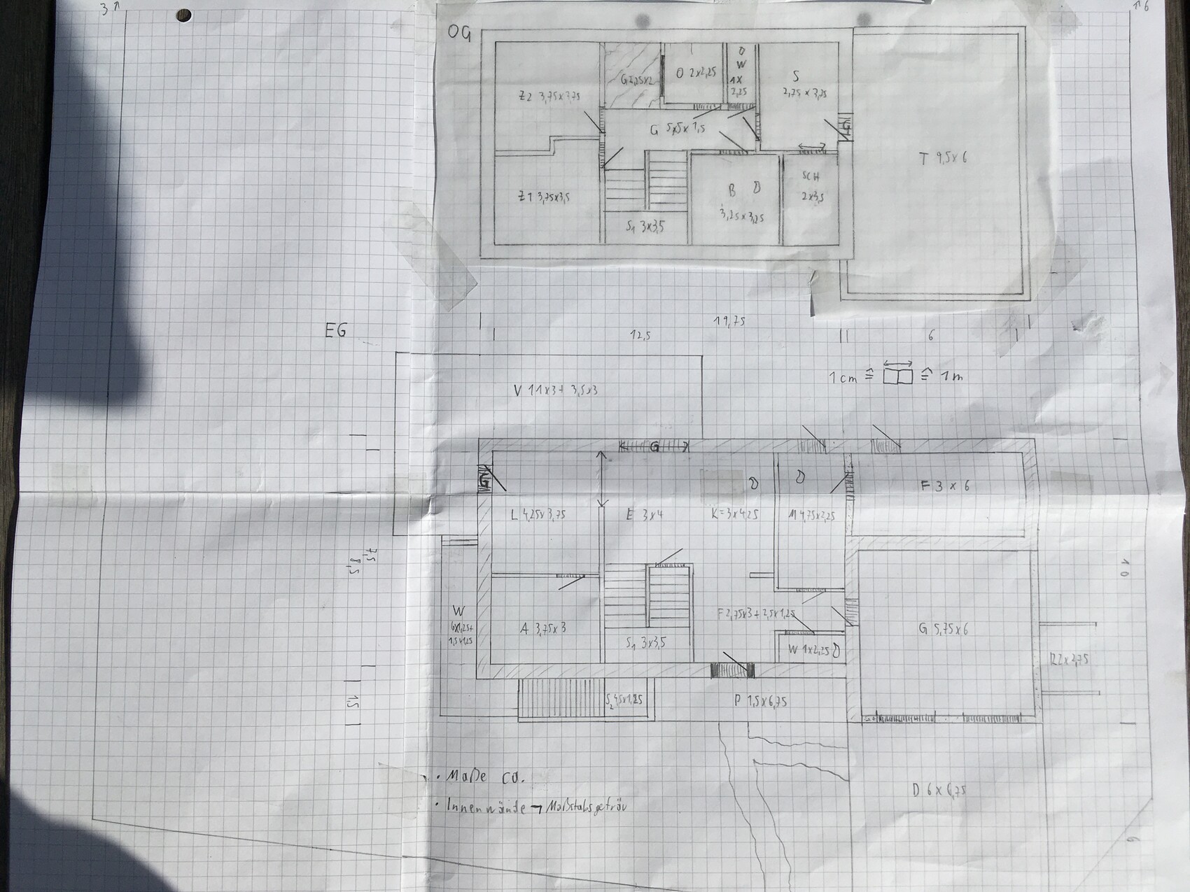 Handgezeichneter Grundriss eines zweigeschossigen Hauses mit EG und OG und Maßangaben.
