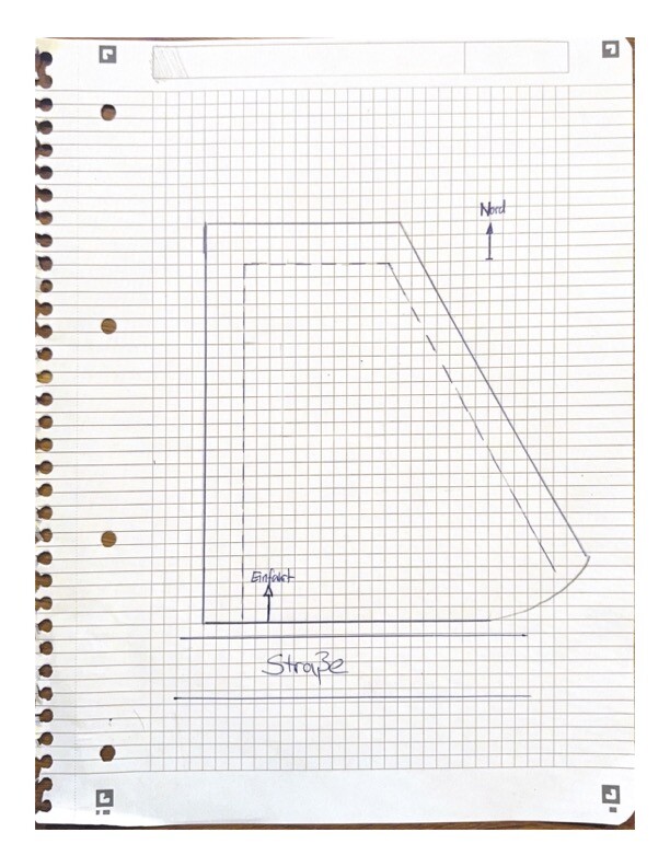 Grundriss eines Gebäudes: Kontur mit abgerundeter Ecke unten rechts, Eingang links, Nord oben.