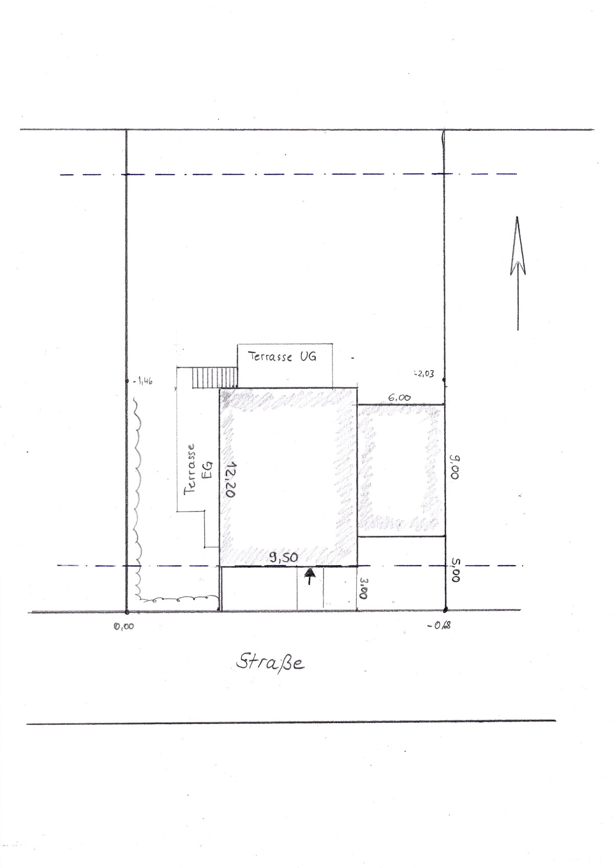 Skizzenhafter Grundrissplan eines Grundstücks mit Terrasse und Straßenausschnitt.