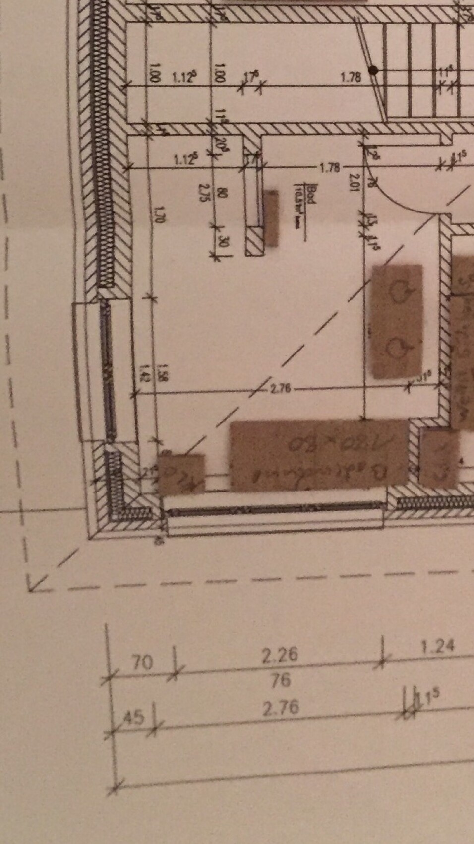 Grundriss eines Raums mit Wänden, Türen, Maßlinien und Möbeln im Plan.