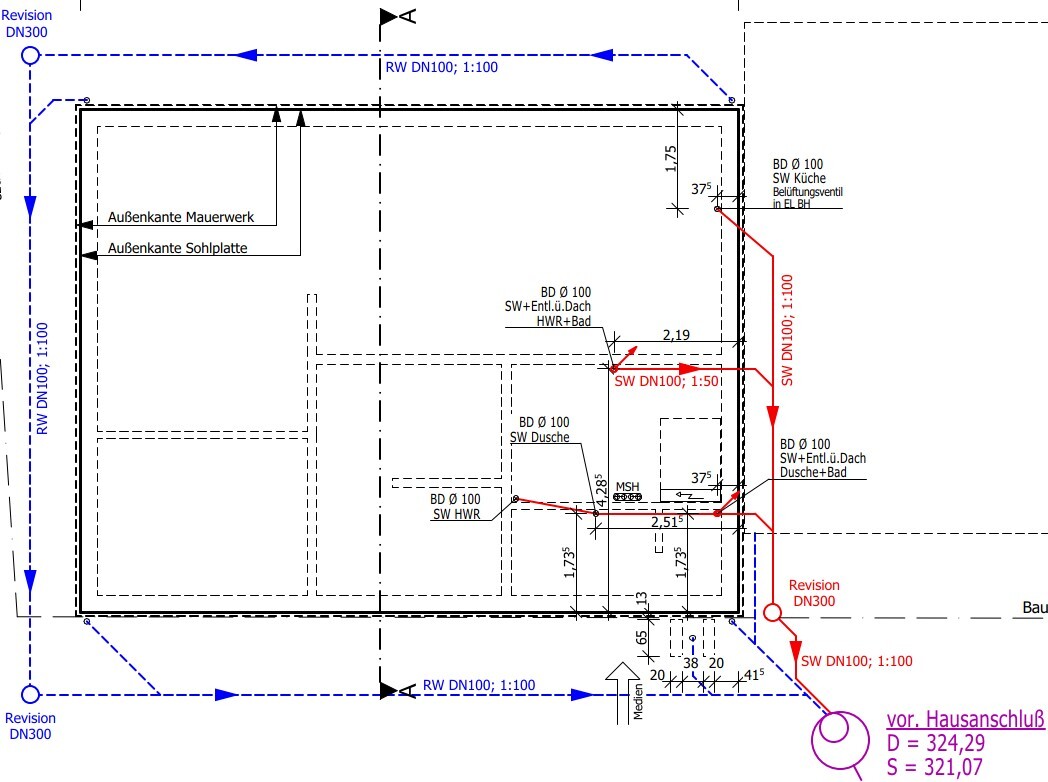 Grundriss eines Innenraums mit Außenwand; rote Sanitärleitungen und blaue Rohrwege.