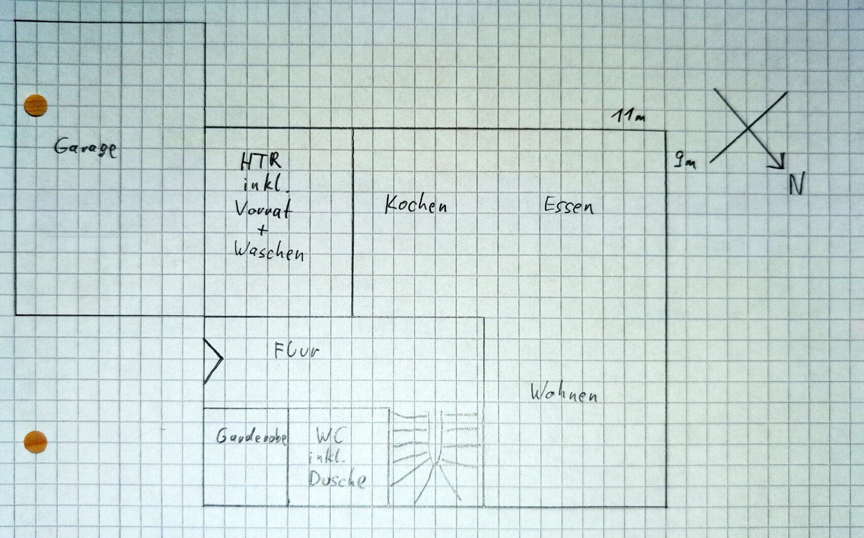 Skizzenhafter Grundrissplan eines Hauses mit Garage, Küche, Essen und Wohnen.