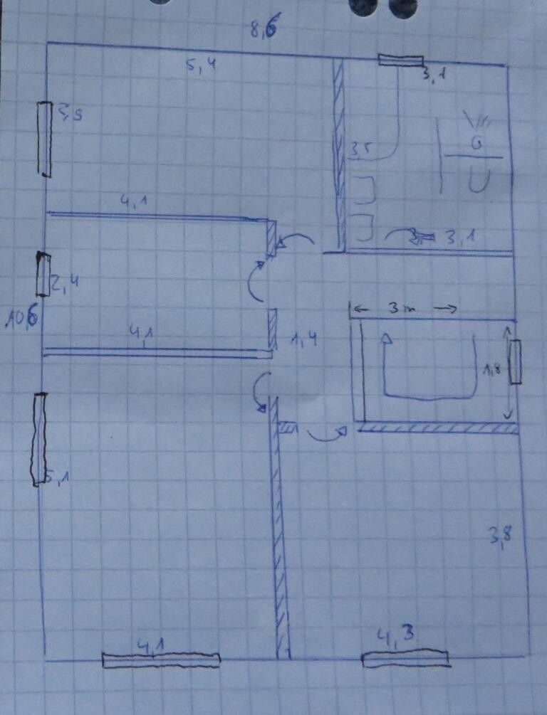 Handgezeichnete Grundrissskizze eines Wohnhauses mit Zimmern, Türen und Maßen.