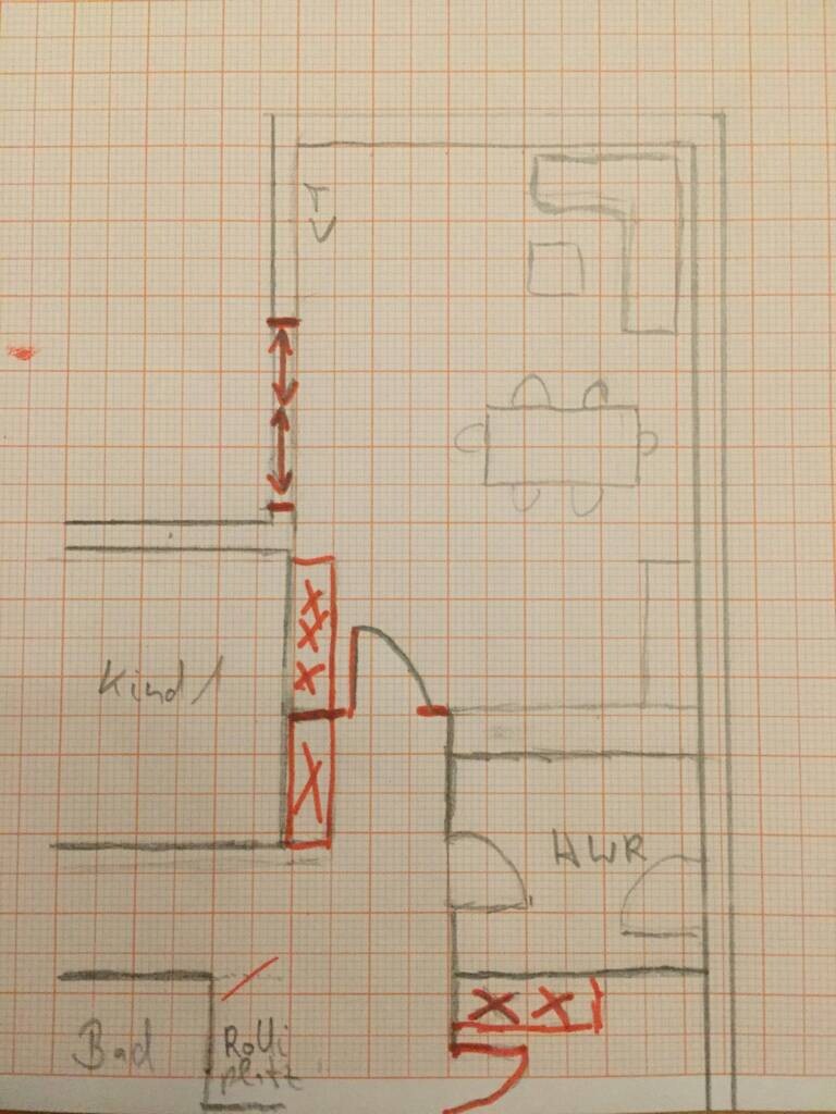 Handgezeichneter Grundriss eines Hauses: Räume, Tisch mit Stühlen, Sofa, rote Markierungen im Flur.