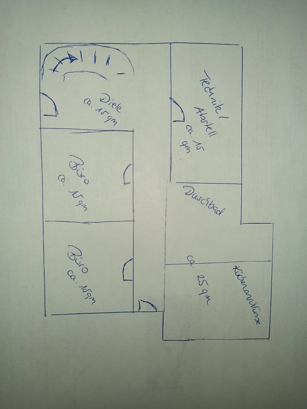 Handgezeichnete Grundriss-Skizze einer Wohnung mit Diele, Büro, Abstellraum und Küche.