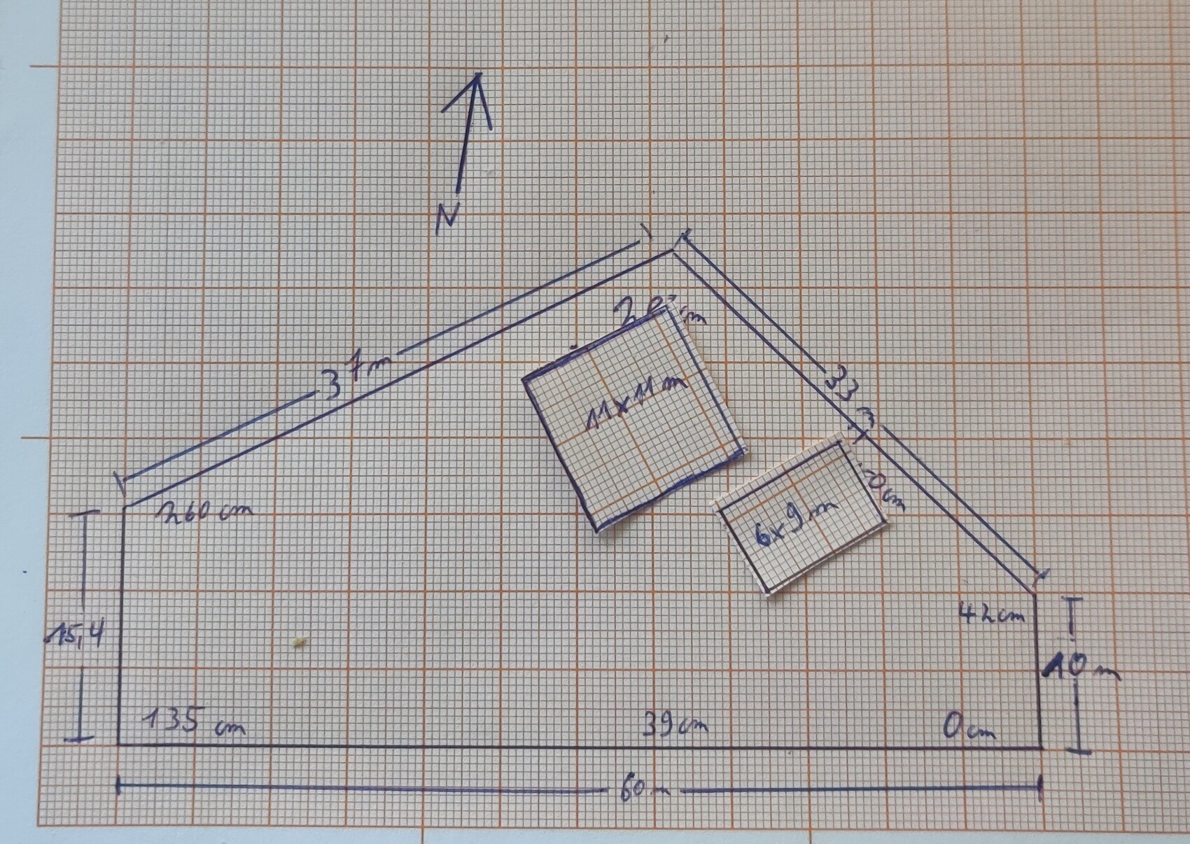 Handgezeichnete Grundriss-Skizze mit schrägem Dach, zwei Innenräumen (4x4 m) und Nordpfeil.