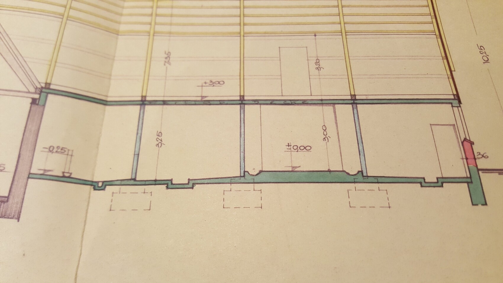 Technischer Grundriss eines Hauses mit Raumeinteilung und Maßangaben