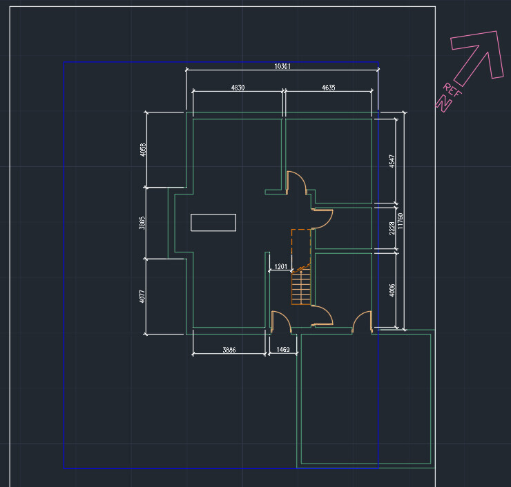 Grundrissplan eines Gebäudes mit Innenwänden, Türen, Treppe, Maßlinien und Nordpfeil.