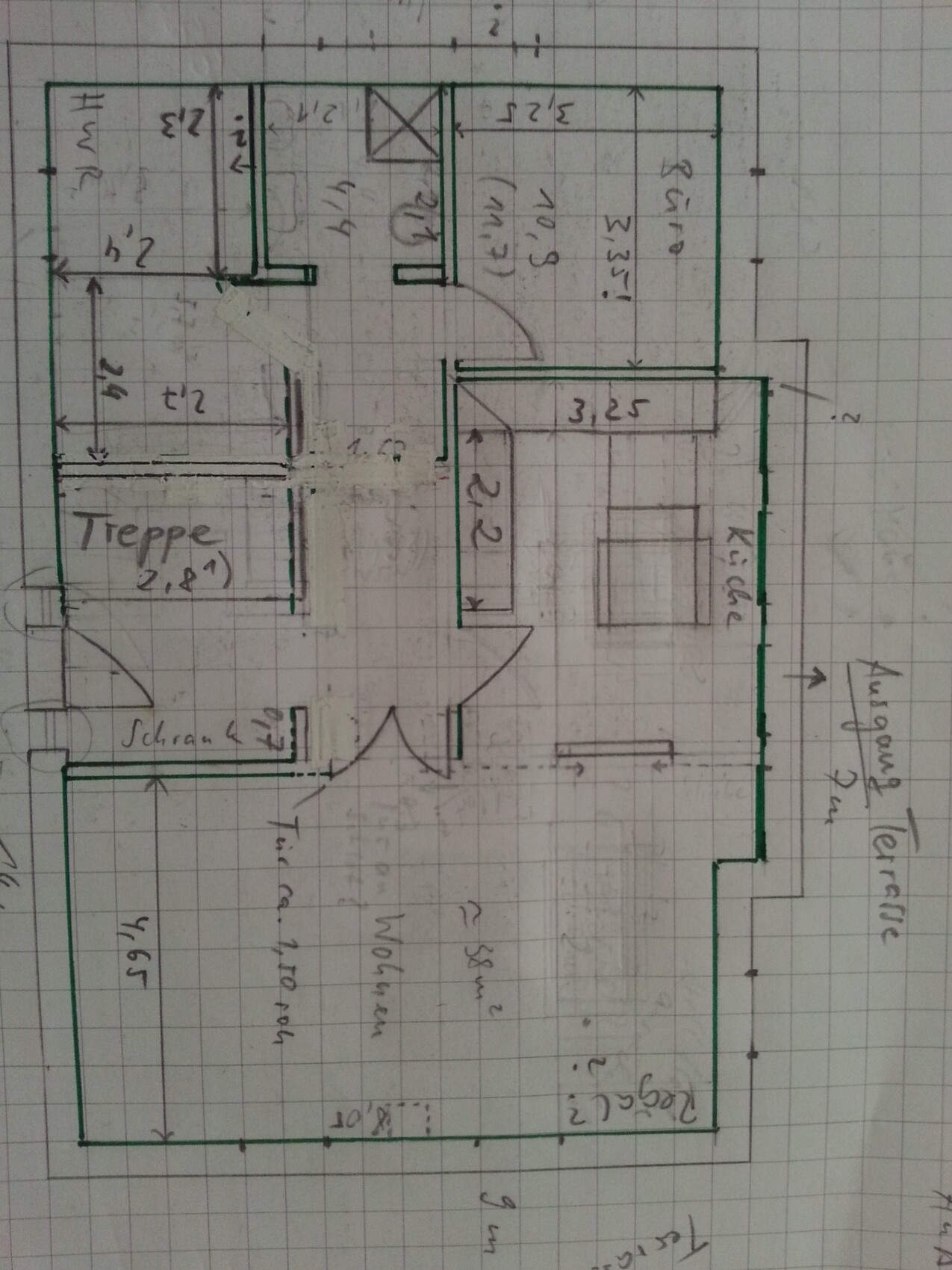Skizze eines Wohnungsgrundrisses mit Treppe, Flur, Küche und Wohnbereich