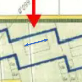 Grundrissplan mit blauen Linien und rotem Pfeil markiert, zeigt Innenraumaufteilung