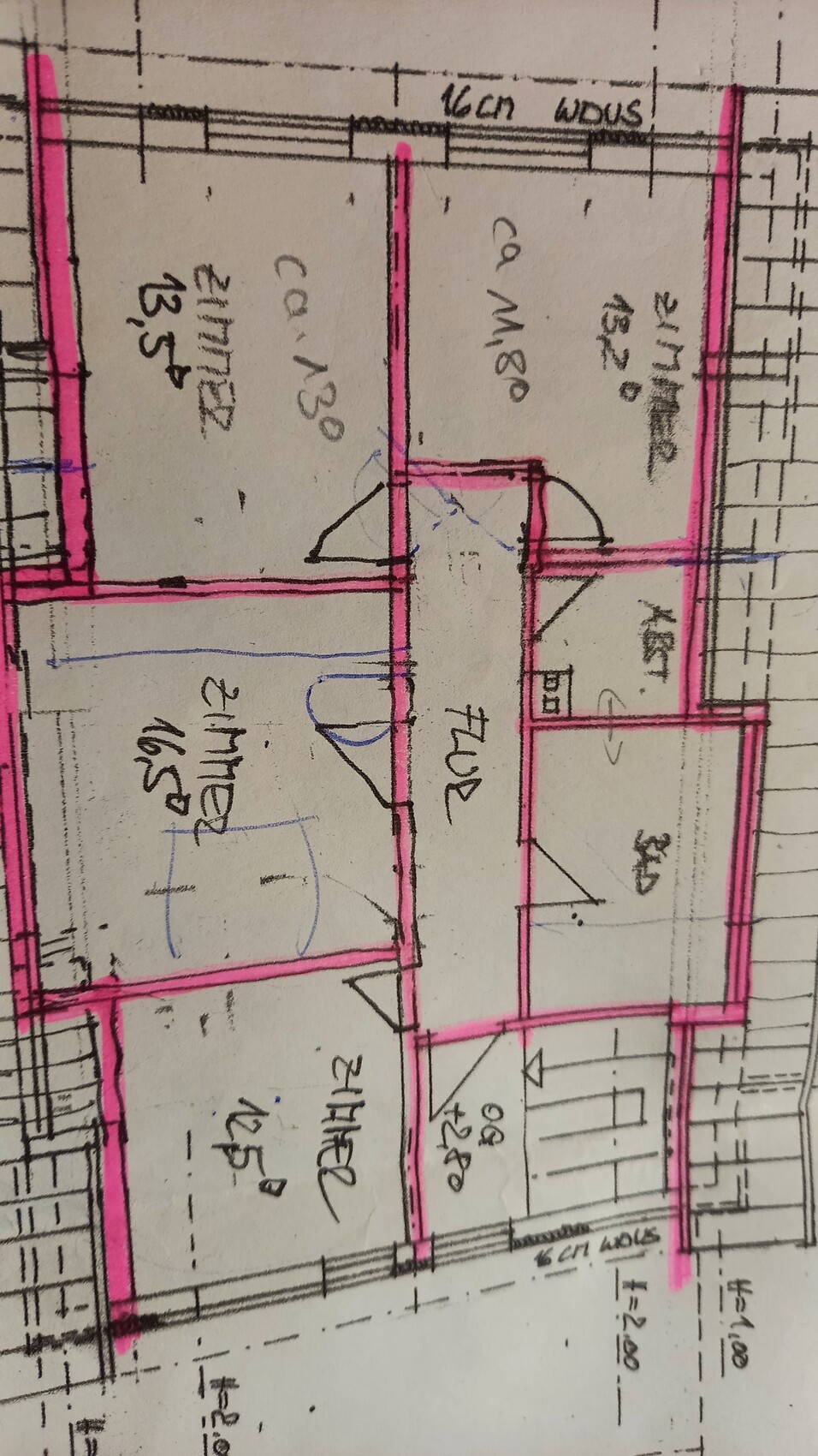 Grundriss einer Wohnung mit pink markierten Wänden, zentralem Flur, rechts Bad und Küche, links Zimmer.