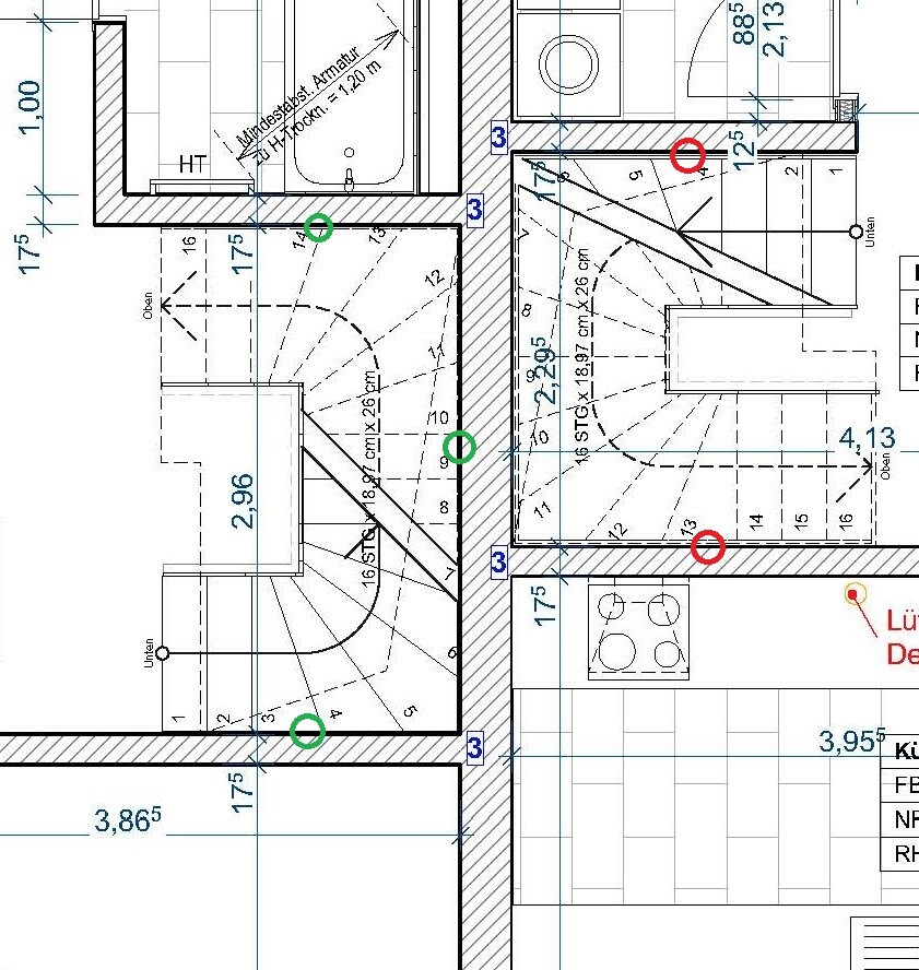 Architektenplan Grundriss eines Gebäudeteils mit Treppenhaus, Bad, Küche, Türen, Wänden und Maßen.