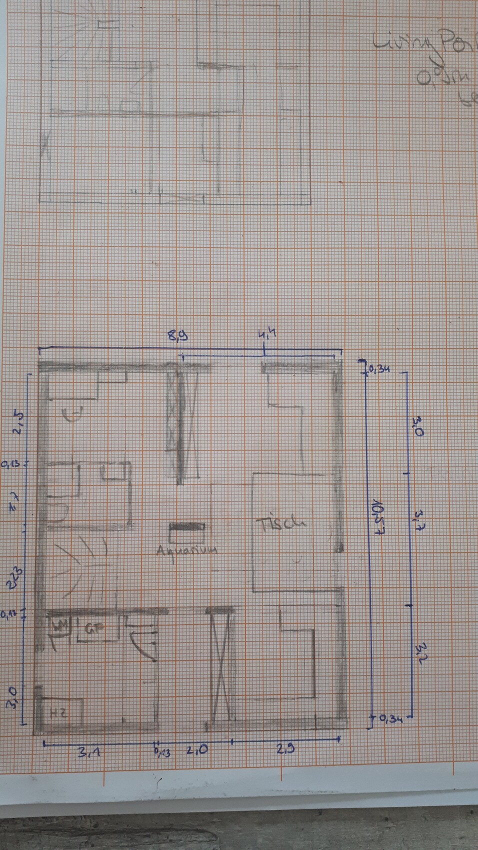 Grundriss eines Wohngebäudes mit Innenwänden, Türen und Maßangaben auf kariertem Papier.