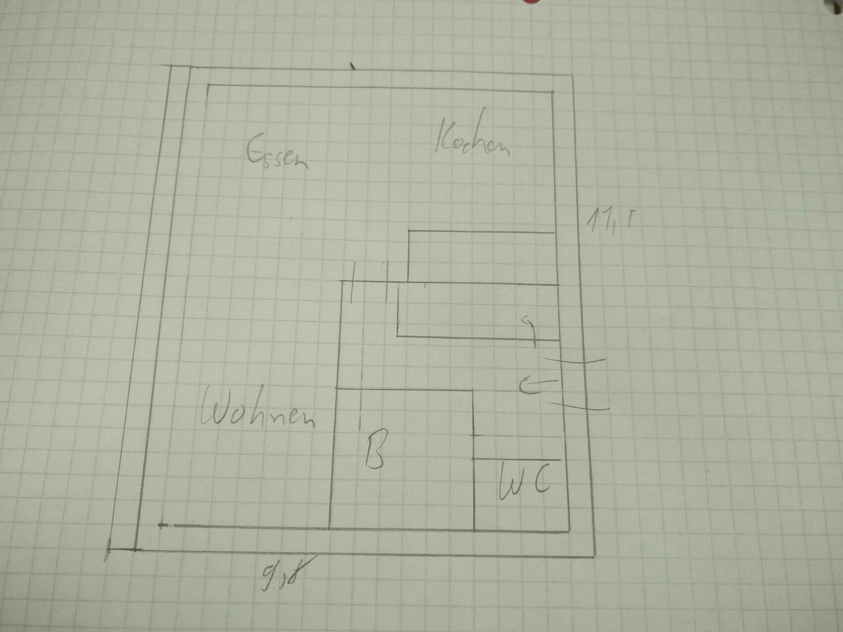Skizzenhafter Grundriss: Wohnen links, Essen links, Kochen rechts, Bad (B) Mitte, WC rechts.