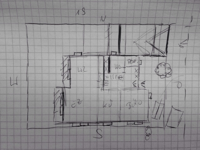 Handgezeichnete Grundriss-Skizze eines Hauses mit Zimmern, Türen und Treppen