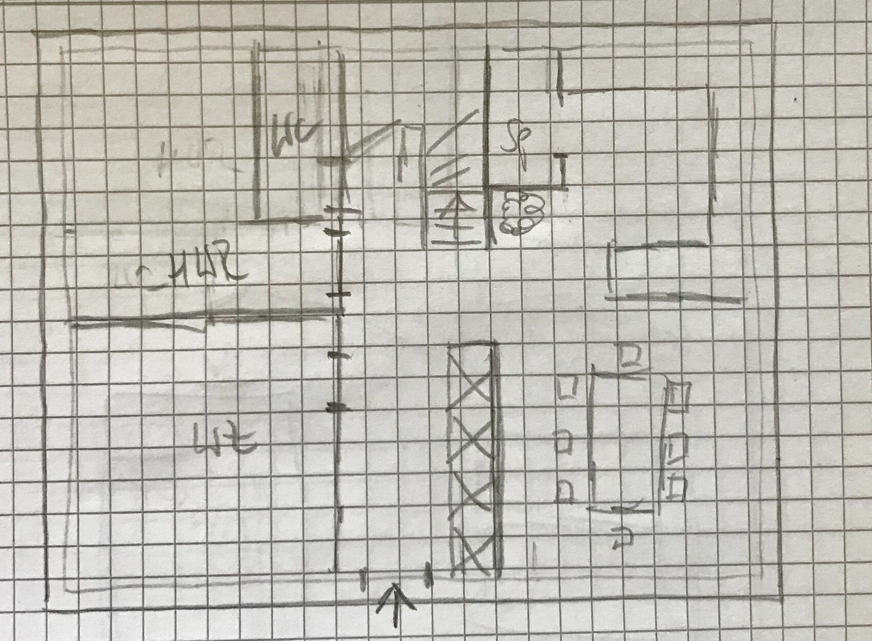 Handgezeichnete Grundrissskizze eines Hauses mit Wohnzimmer, Küche, Flur und Treppe
