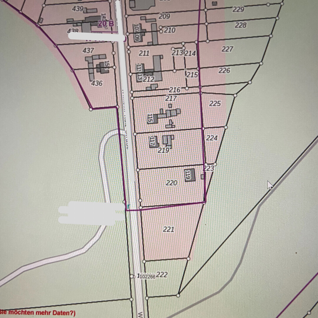 Kartenansicht mit nummerierten Parzellen, violetten Grenzlinien und angrenzendem Straßenzug.