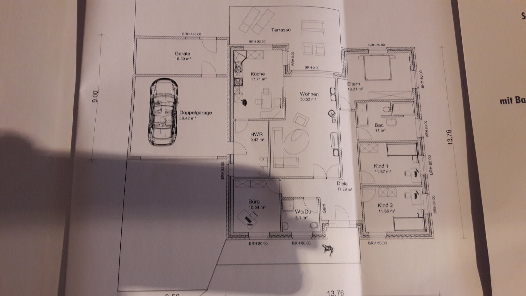 Grundrissplan eines Einfamilienhauses mit Garage, Küche, Wohnzimmer und Schlafzimmern