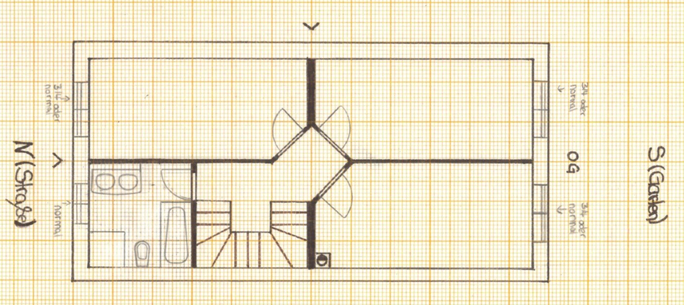 Grundriss eines Gebäudes mit zentraler Treppe, Bad, Flur und mehreren Räumen.