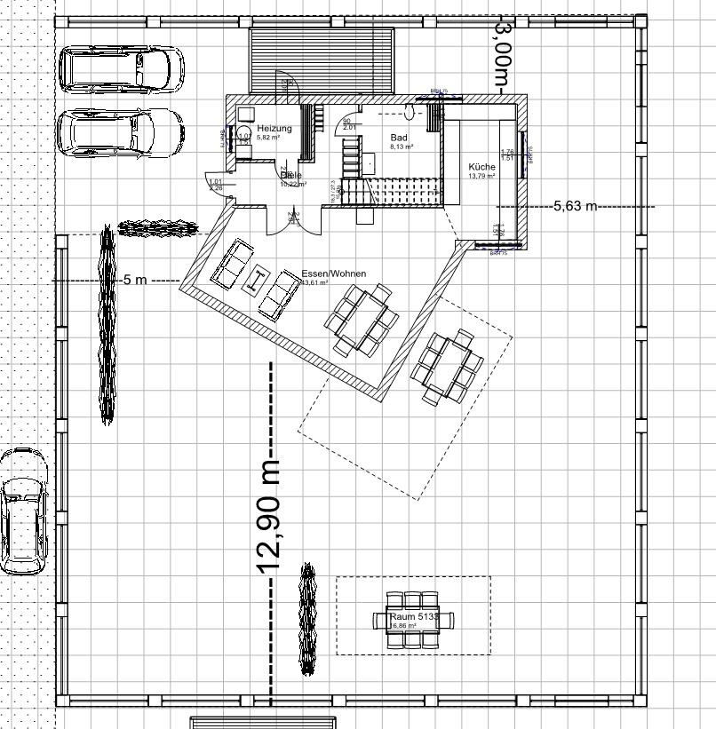 Grundriss eines Hauses: Wohn-/Essbereich, Küche, Bad, Heizung, Eingang, Außenparkplätze.