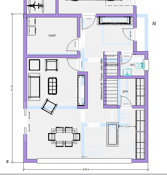 Grundriss eines Hauses: Wohnzimmer, Essbereich, Küche, HWR, WC, Treppe und Flure.