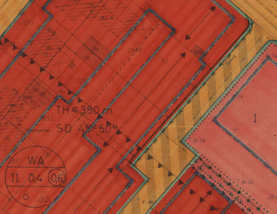 Technischer Kartenabschnitt mit roten Gebäudestrukturen, blauen Konturen und Pfeilen.
