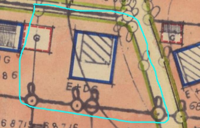 Grundrissplan eines Baugrundstücks mit blau markierter Gebäudefläche und umliegenden Wegen