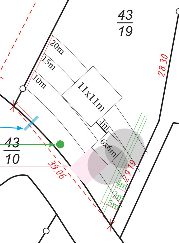Lageplan: 11×11 m Gebäude, Bogenbereich, Abstände 4–20 m, Messlinien und Pfeile.