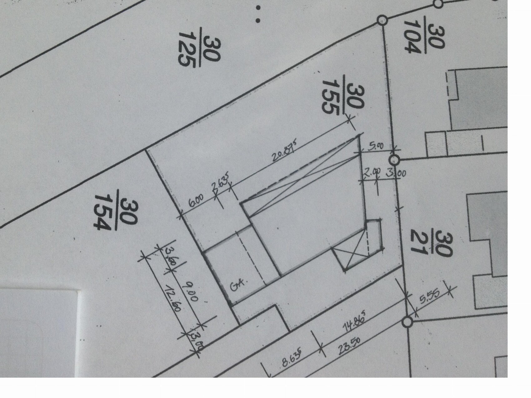 Architektur-Grundriss eines Grundstücks mit Gebäuden und Maßangaben.