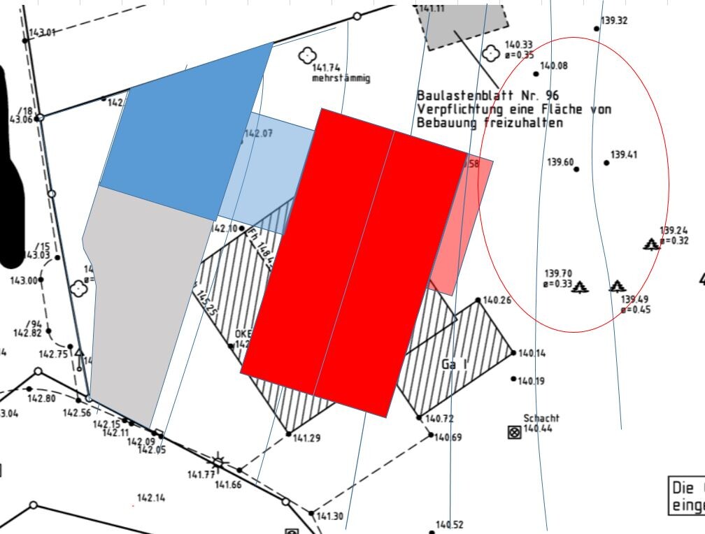 Farbig überlagerter Bauleitplan mit roten, blauen und grauen Flächen auf Karte.
