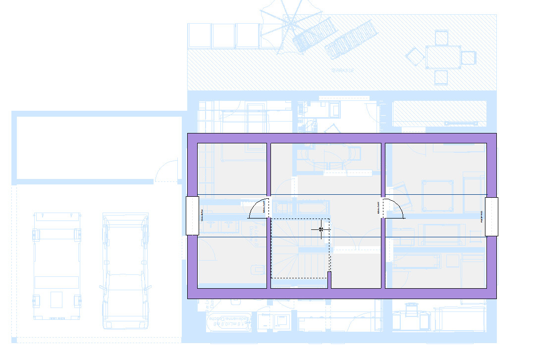 Grundriss eines Hauses mit violettem Rahmen um Innenbereiche, Türen und Treppen.
