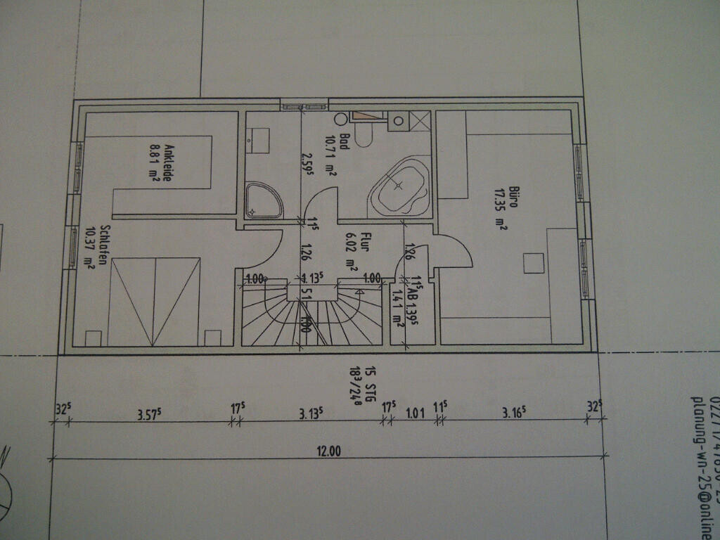 Detaillierter 2D-Grundriss eines Hauses mit Treppe, Bad, Schlafzimmer und Ankleide
