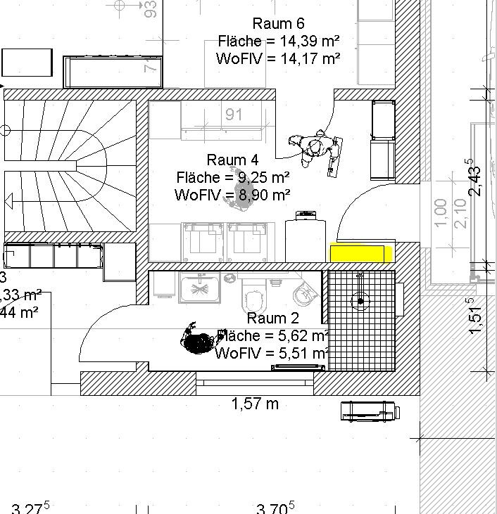 Grundriss eines Gebäudeteils mit den Räumen 2, 4 und 6; Möbel, Türen, Treppen, gelbe Markierung.