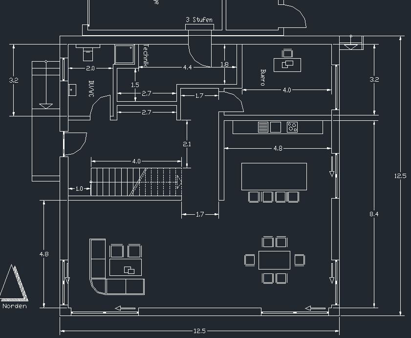 2D-Grundrissplan eines Hauses mit Zimmern, Türen und Treppen