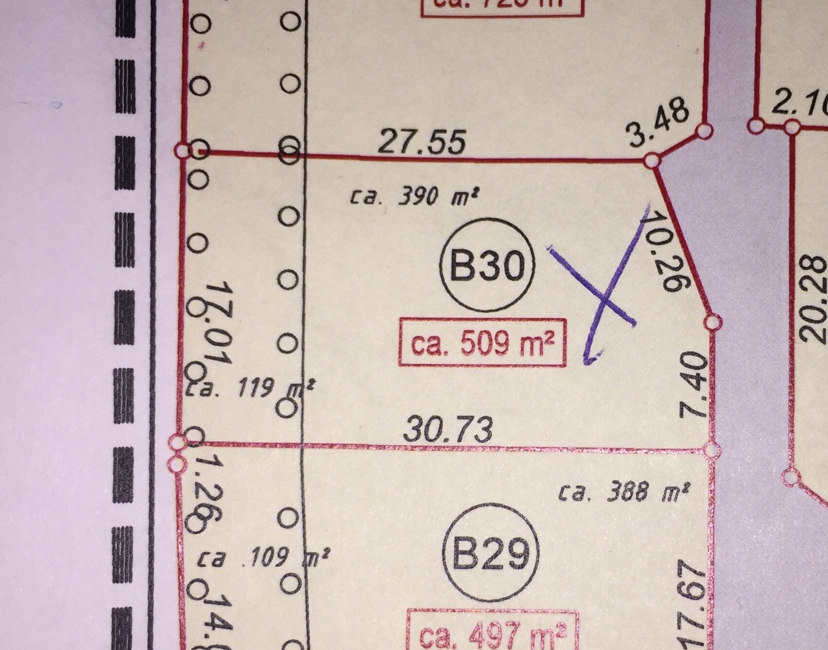 2D-Grundrissplan eines Baugrundstücks mit Raumbezeichnungen und Flächenangaben