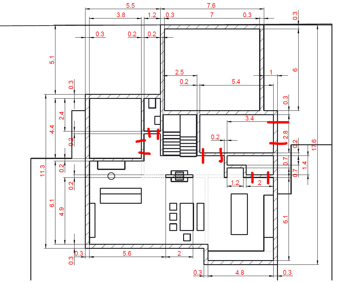 Technischer Grundrissplan eines Gebäudes mit roten Maßlinien und Abmessungen.