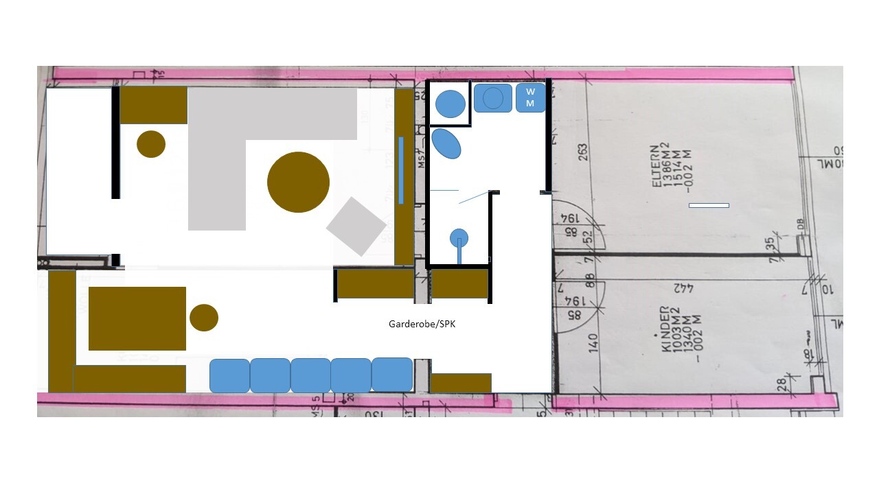 Grundriss eines Raums mit braunen Möbeln, blauen Sitzbänken und Garderobe/SPK-Beschriftung.