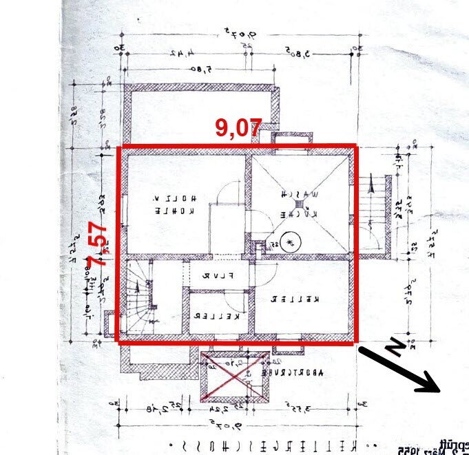 Grundriss eines Hauses mit rotem Innenbereich; zeigt Räume, Türen, Maße, Orientierung unten rechts.