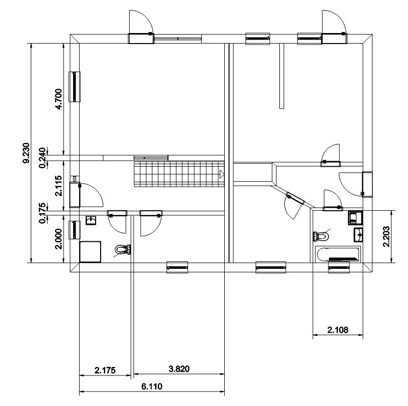 Grundriss eines Hauses mit mehreren Räumen, Türen, Treppe und Sanitärbereich, Maßangaben.