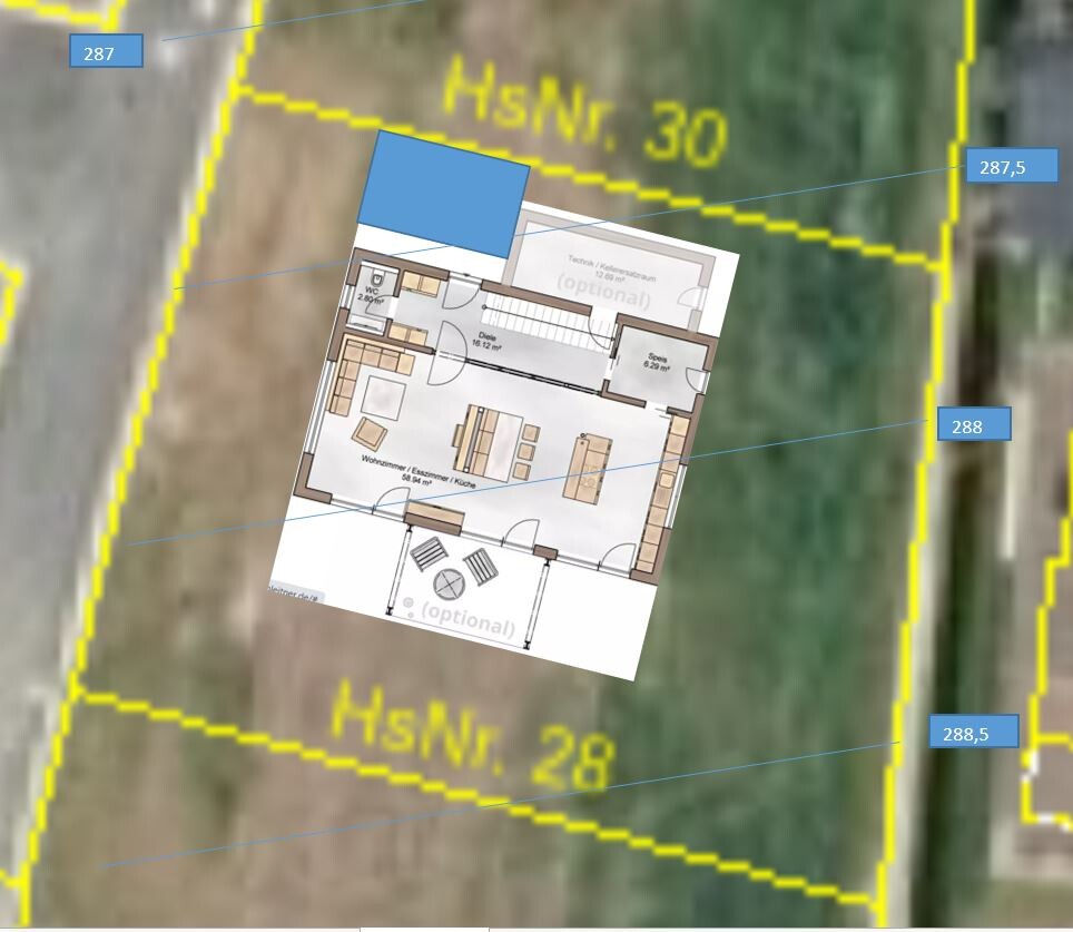 Luftbild eines Grundstücks mit gelben Grenzlinien; darauf rotiert überlagert Grundriss eines Hauses.